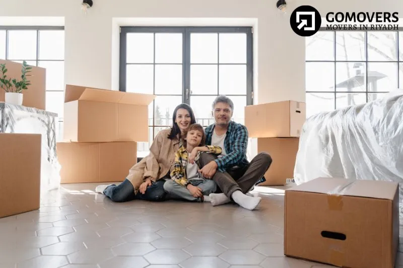 اسرة سعيدة مع مجموعة من كراتين